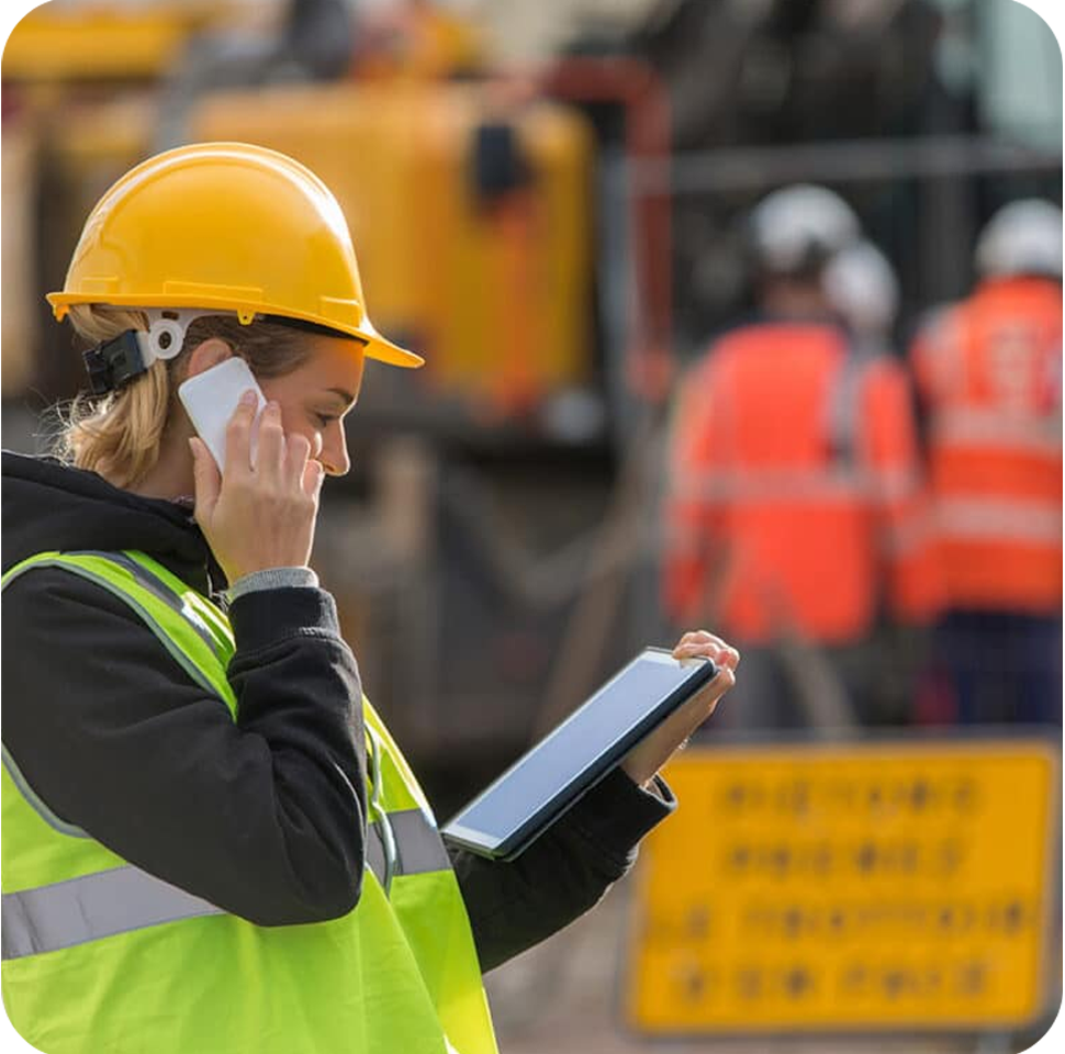 Uitvoerder op een werk die de dagstaat maakt